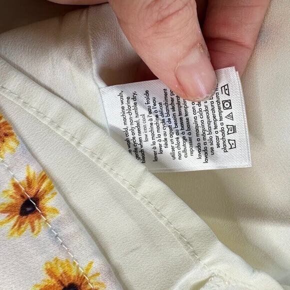 WeWoreWhat Mini Slip Skirt Size Medium Satin it Ditsy Daisy Y2K Daisies Floral - Picture 9 of 11